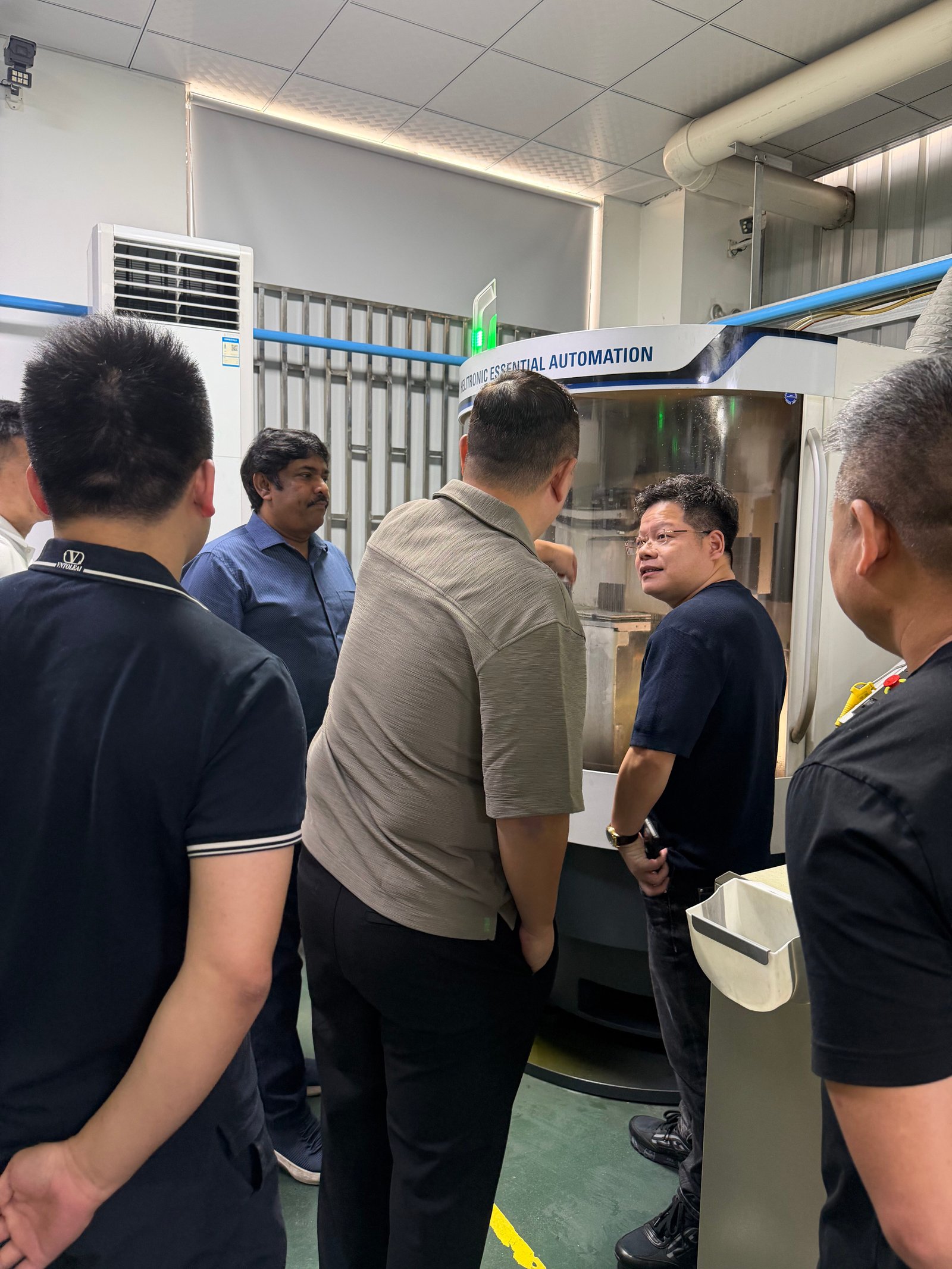 Customers visiting KXT carbide cutting tool factory